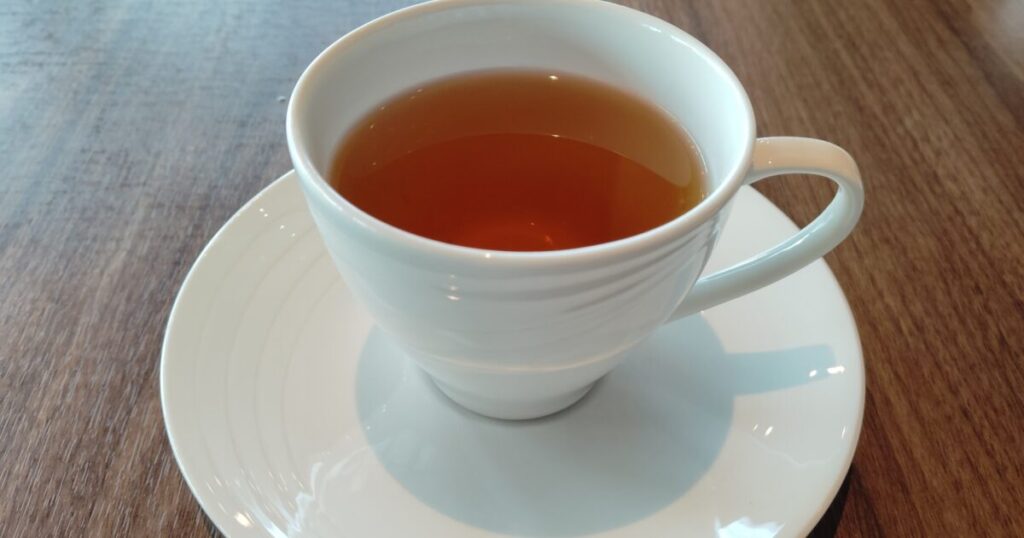 白いカップに入ったシンプルな紅茶