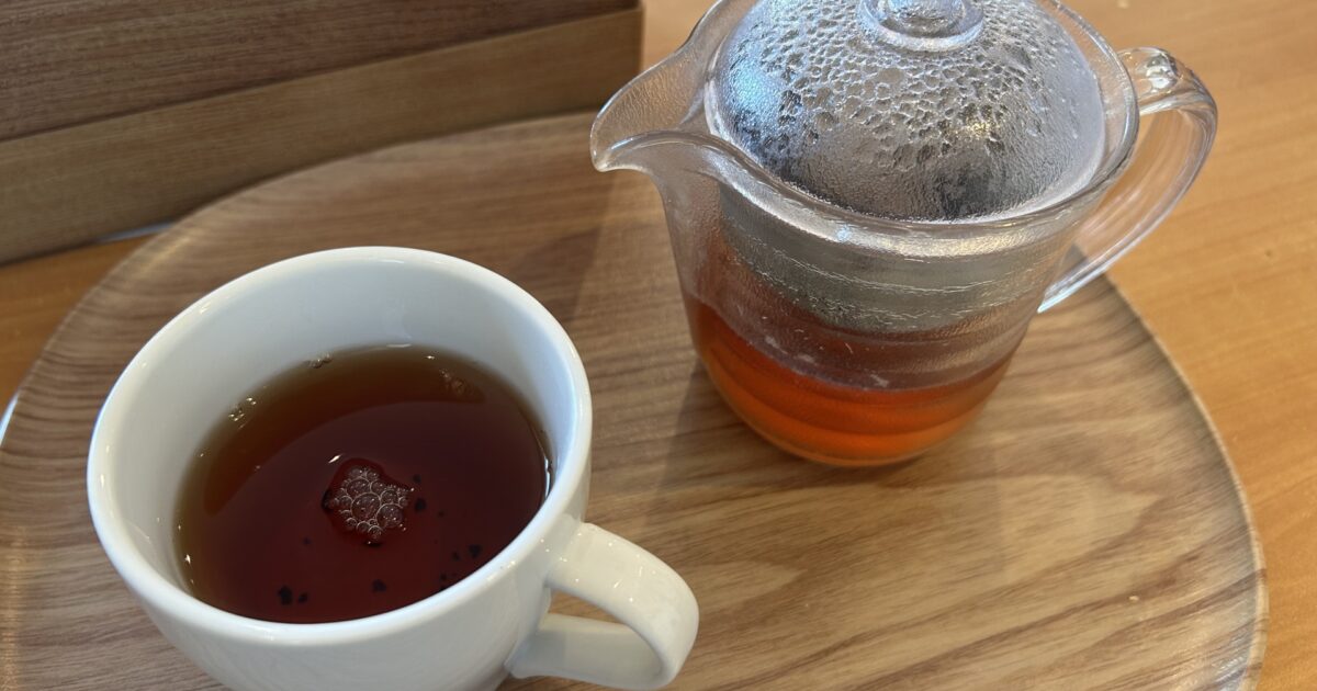 ガラスティーポットとカップに入った紅茶セット