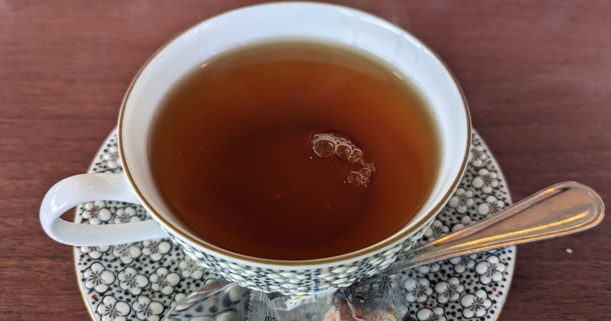 角砂糖付きのおしゃれなカップの紅茶
