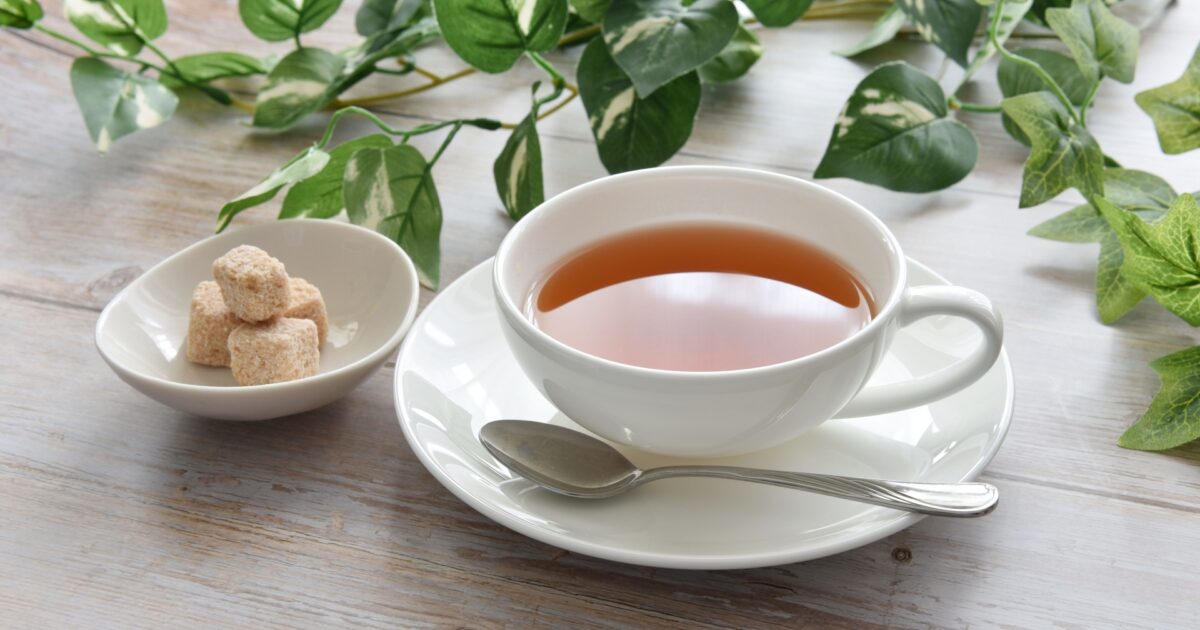 角砂糖とスプーン付きの紅茶カップ