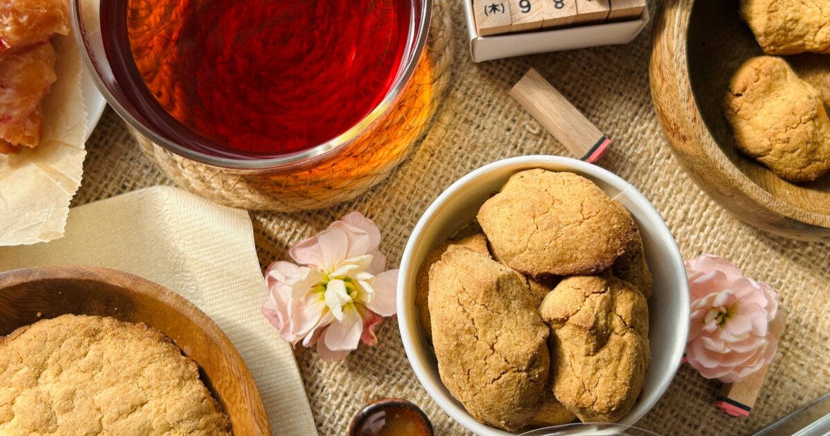 紅茶とクッキーが並ぶティータイムのテーブル