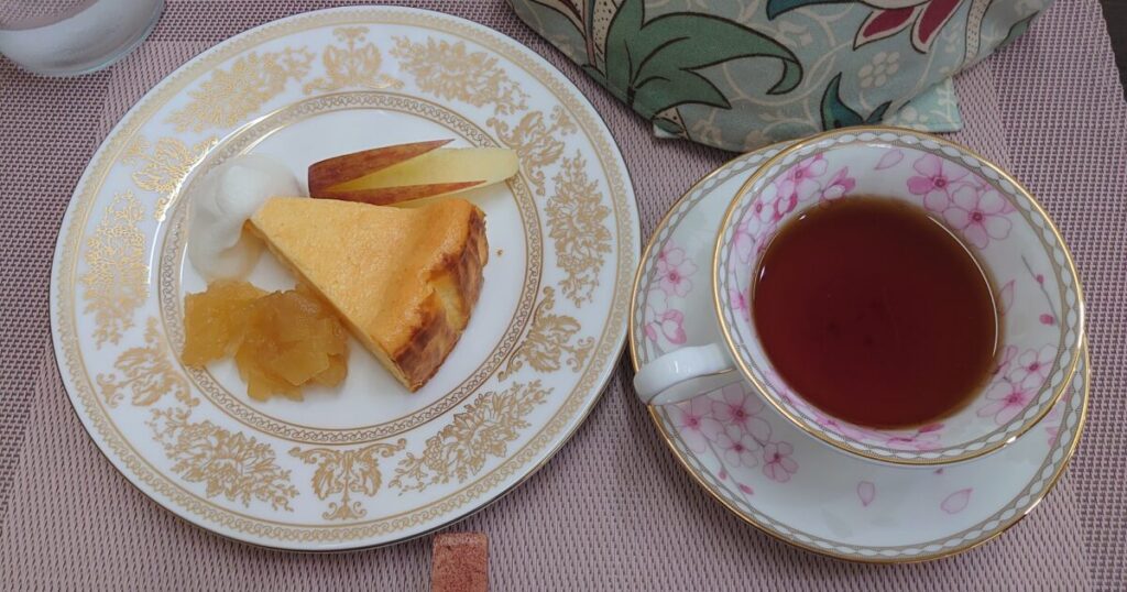 チーズケーキと桜柄カップの紅茶セット