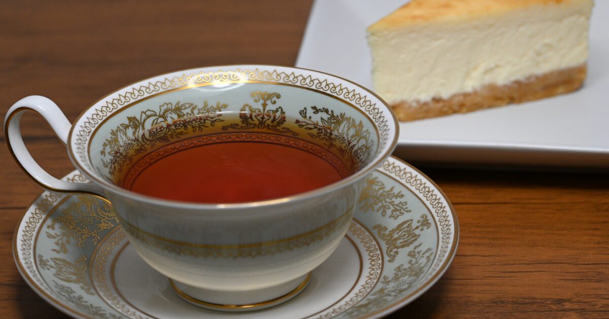 チーズケーキと高級カップの紅茶セット