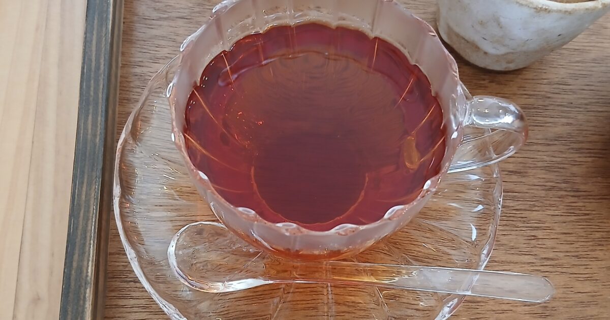 ガラスカップに注がれた紅茶とシュガーポット