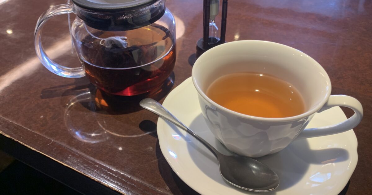 ガラスティーポットと白いカップの紅茶