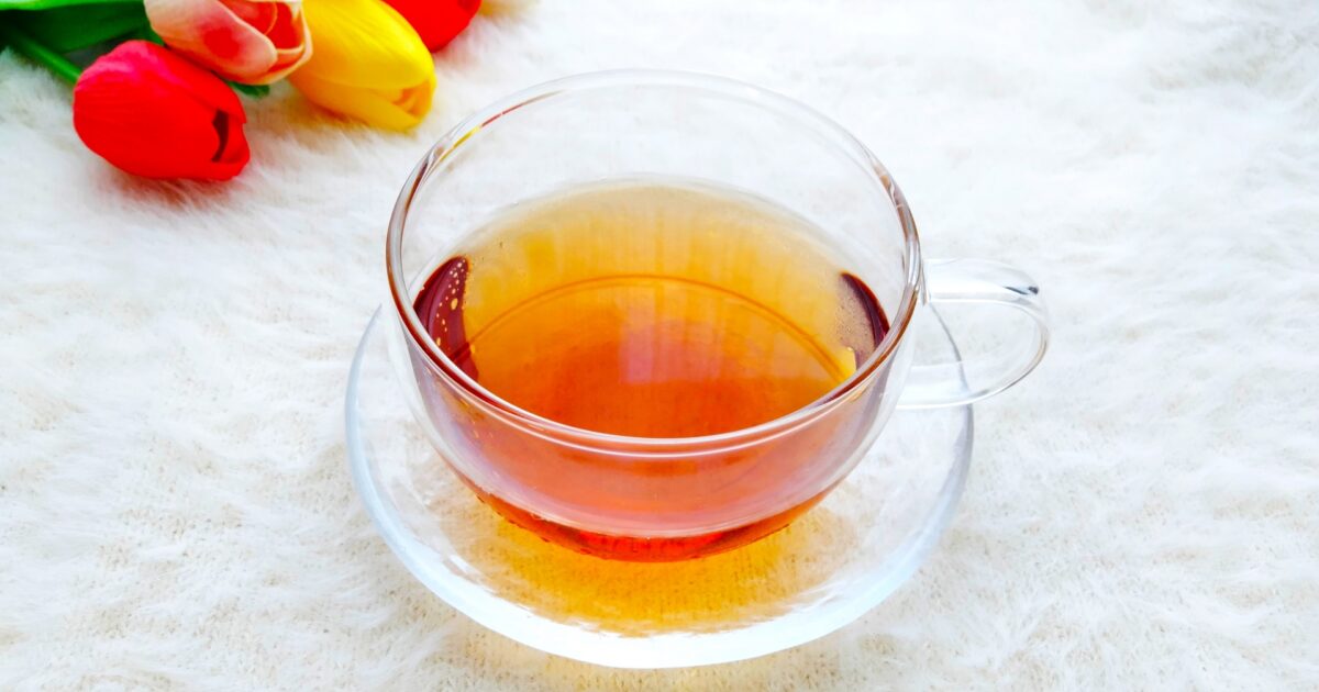 チューリップとガラスカップの紅茶