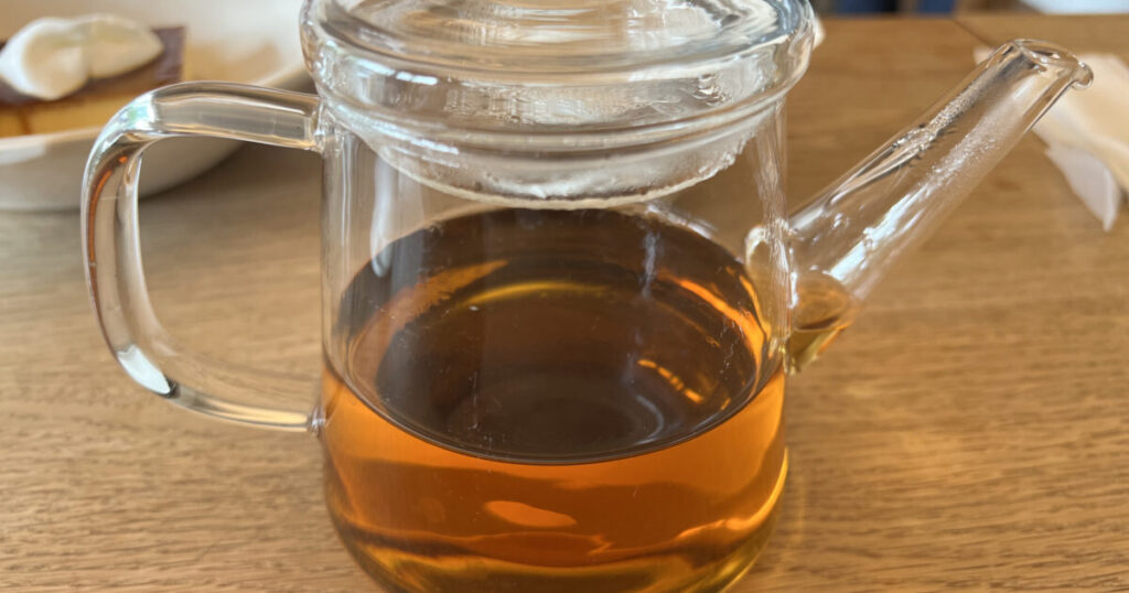 ガラスティーポットに入った温かい紅茶