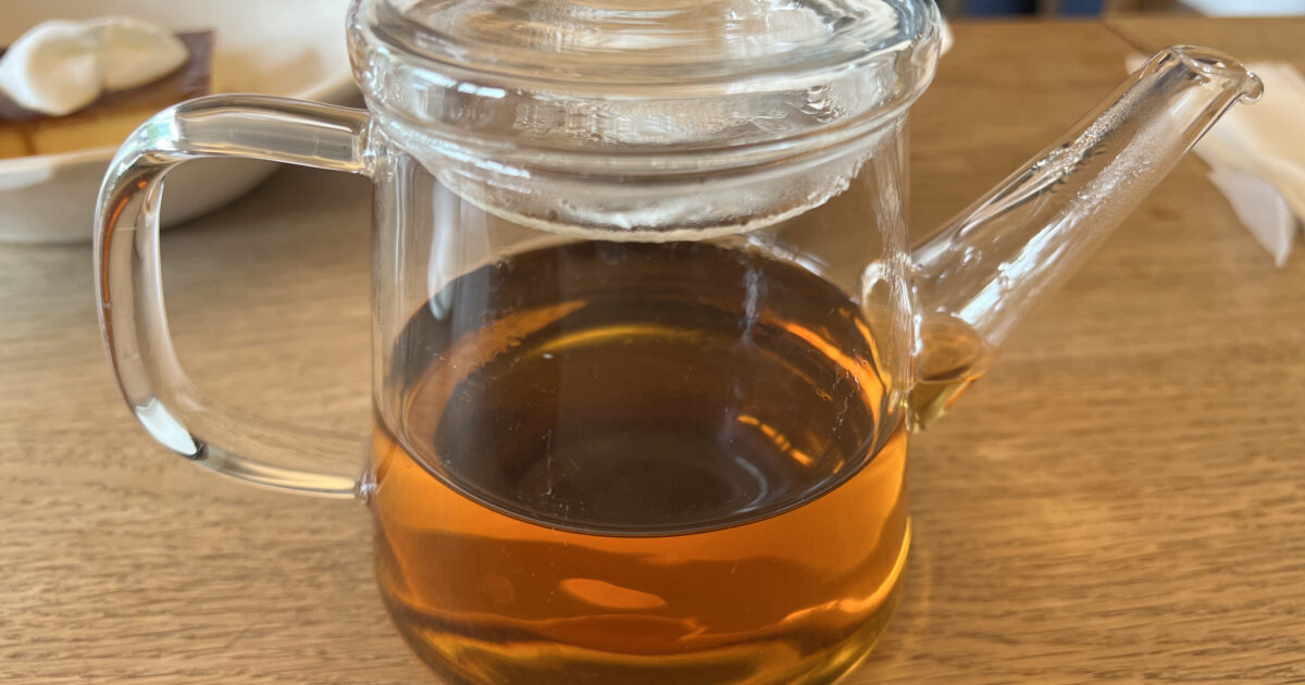 ガラスティーポットに入った温かい紅茶