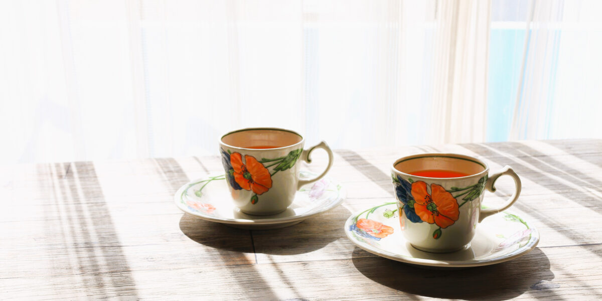 花柄カップに注がれた紅茶のペアセット