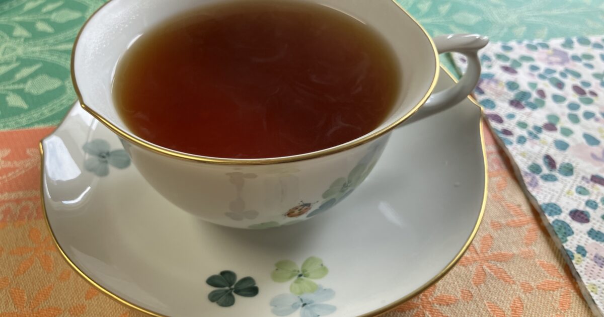 クローバー柄のカップに注がれた紅茶
